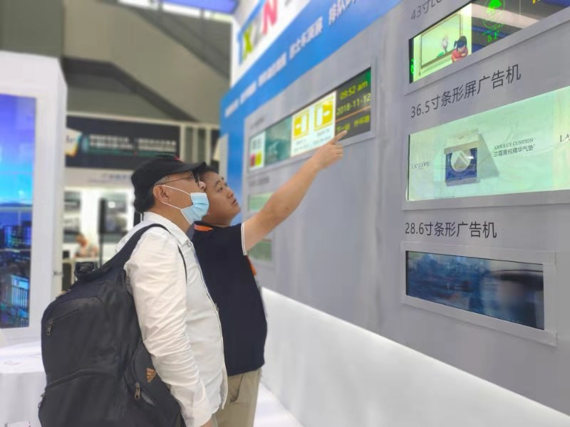 條形智能工作人員給客戶詳細講解產(chǎn)品